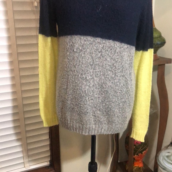 Sports girl trendy jumper - soft n cuddly And very complementry - Picture 4 of 6